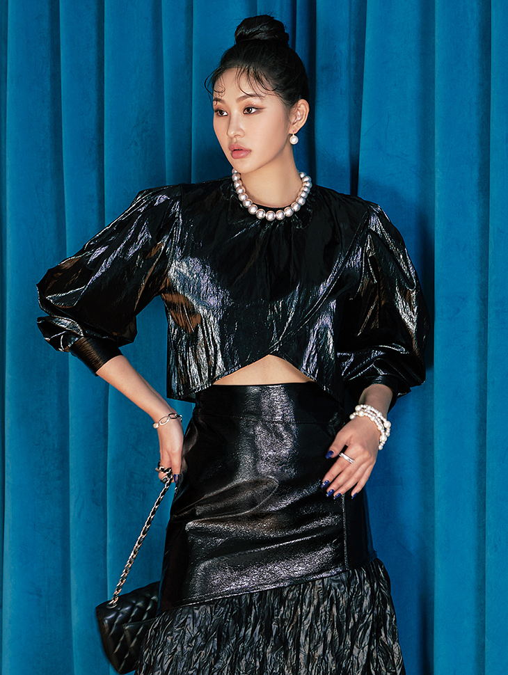 B2780 glossy Leather Crop blouse Korea