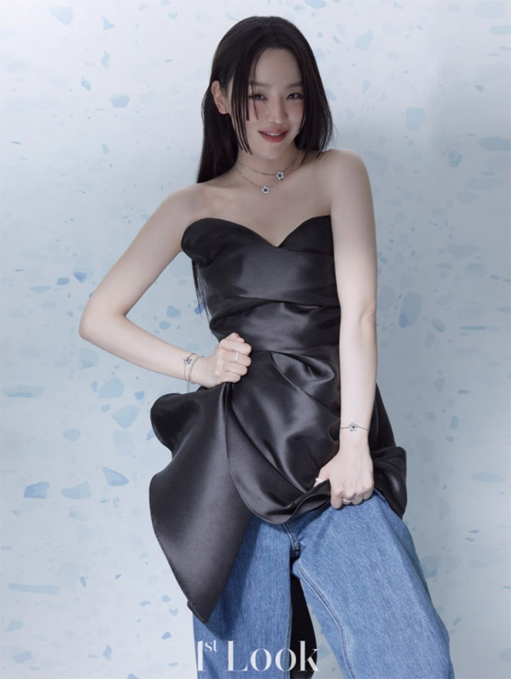 DINT CELEB<br><br> Magazine 'First Look'<br> Shin Hyeseon<br><br> D9415 Korea