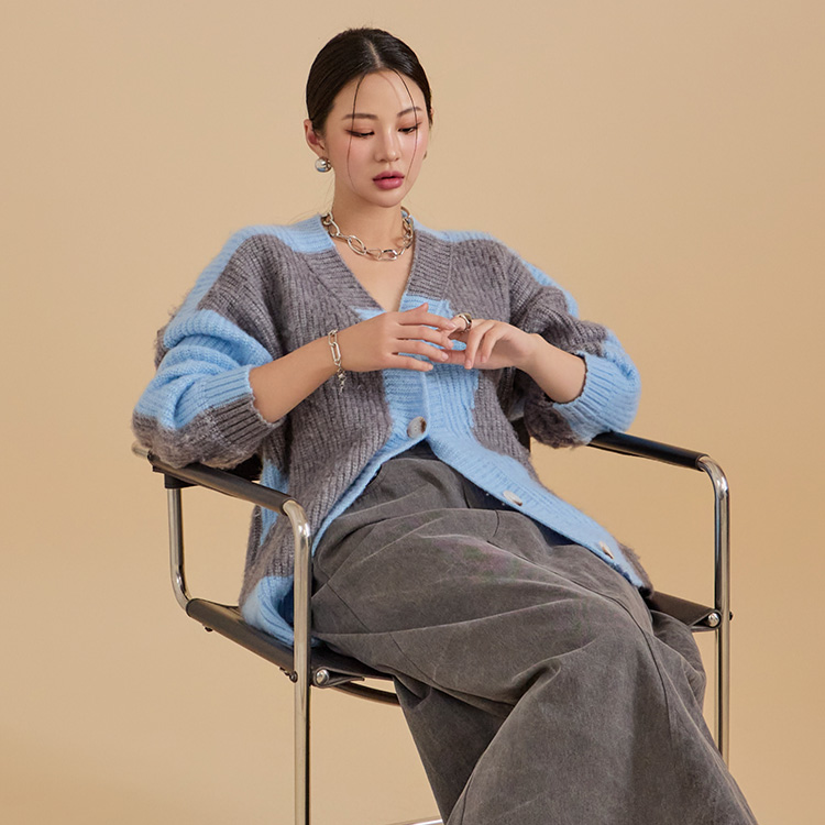 J2018 Color scheme Loose Fit Knit Cardigan Korea