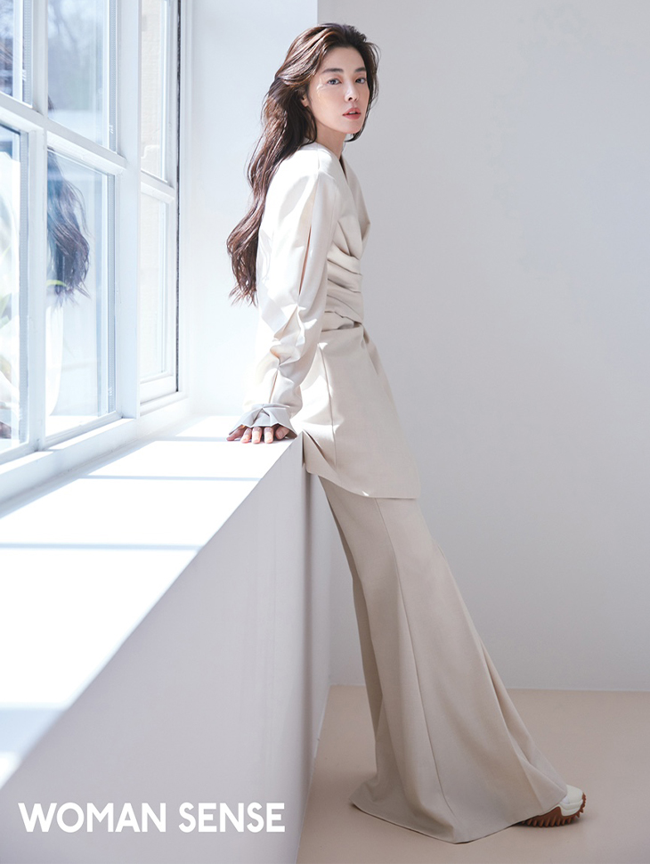 DINT CELEB<br><br> Magazine 'Woman Sense'<br> Kim Kyuri<br><br> J9175, P9106, TP9074 Korea