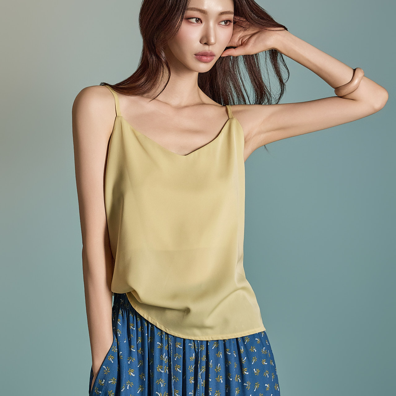 E2205 V-Neck Sleeveless Top Korea